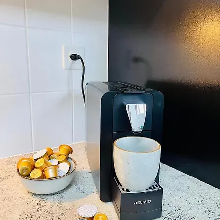 -the Urbanist- Lakeview Free Parking 2bd Fast Wifi *