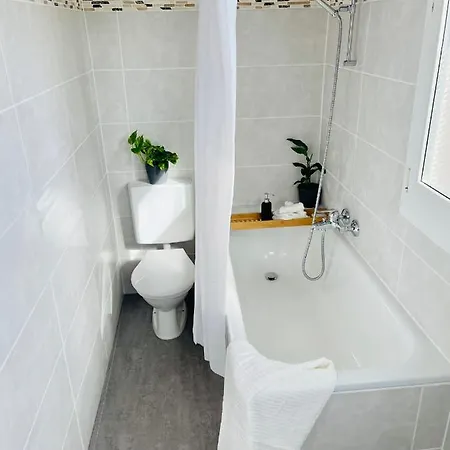 -the Urbanist- Lakeview Free Parking 2bd Fast Wifi 아파트 *