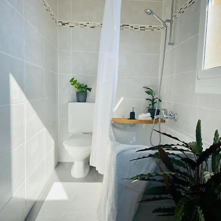 -the Urbanist- Lakeview Free Parking 2bd Fast Wifi *