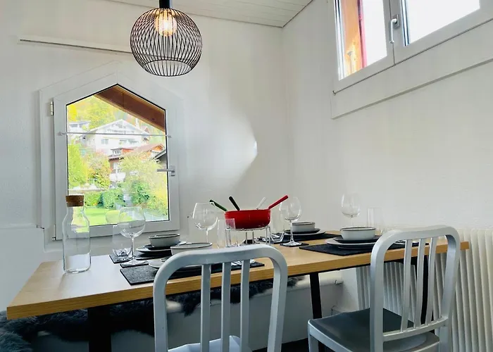 -the Urbanist- Lakeview Free Parking 2bd Fast Wifi