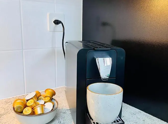 -the Urbanist- Lakeview Free Parking 2bd Fast Wifi *