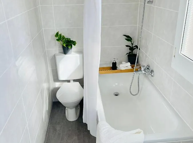 -the Urbanist- Lakeview Free Parking 2bd Fast Wifi Appartement *