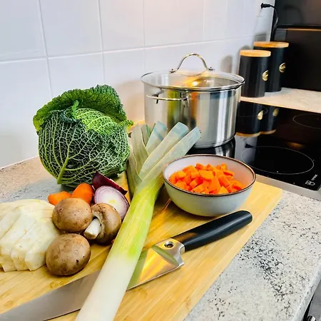 -the Urbanist- Lakeview Free Parking 2bd Fast Wifi アパート