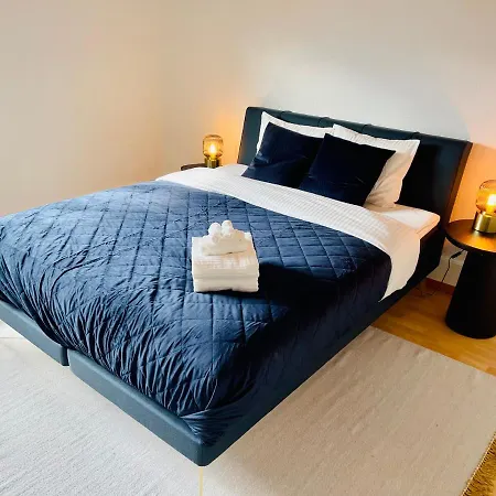 -the Urbanist- Lakeview Free Parking 2bd Fast Wifi Apartment